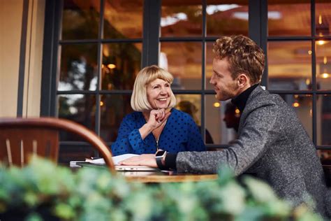 verliefd op veel oudere vrouw|Waarom jonge mannen vallen op oudere vrouwen:。